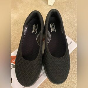 NIB SKECHERS ARCH FIT BLACK FLATS SZ 6.5